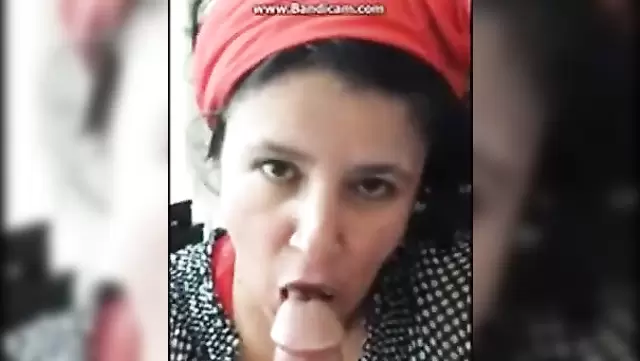 Old Azerbaijani lady gives a blowjob to her husband's friend